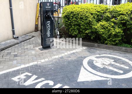 Nakuru, Kenia. Oktober 2023. Eine Ladestation für Elektrofahrzeuge, die in einem Einkaufszentrum in Nakuru gesehen wird. Die Verbreitung von Elektrofahrzeugen ist nach wie vor gering, was zum Teil auf die unzureichende Infrastruktur für die elektronische Mobilität zurückzuführen ist, die dazu geführt hat, dass Fahrzeuge mit fossilem Brennstoff weiterhin den Markt beherrschen. (Credit Image: © James Wakibia/SOPA Images via ZUMA Press Wire) NUR REDAKTIONELLE VERWENDUNG! Nicht für kommerzielle ZWECKE! Stockfoto