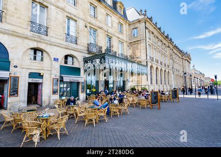 Speisen im Freien außerhalb der Grand Bar Castan, eines der ältesten Cafés in Bordeaux, einer Hafenstadt an der Garonne im Südwesten Frankreichs Stockfoto