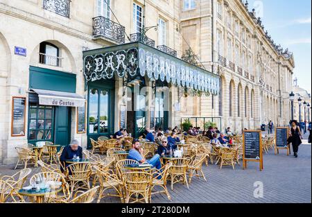 Speisen im Freien außerhalb der Grand Bar Castan, eines der ältesten Cafés in Bordeaux, einer Hafenstadt an der Garonne im Südwesten Frankreichs Stockfoto