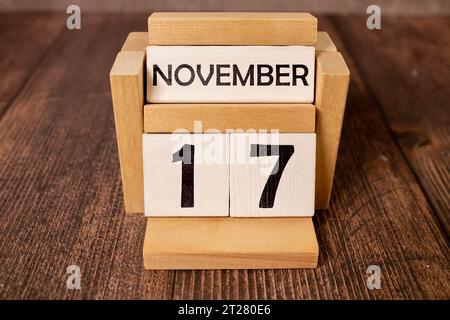 Holzblöcke in Box mit Datum, Tag und Monat 17. November. Kalender aus Holzblöcken. Stockfoto