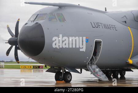 Hannover 18.12.2014 Präsentation des neuen Transportflugzeugs der Bundeswehr/Luftwaffe Airbus A400M am Fliegerhorst Wunstorf/Niedersachsen mit Bundesverteidigungsministerin Ursula von der Leyen : *** Hannover 18 12 2014 Präsentation des neuen Transportflugzeugs der Bundeswehr Luftwaffe Airbus A400M auf dem Luftwaffenstützpunkt Wunstorf Niedersachsen mit Bundesverteidigungsministerin Ursula von der Leyen. Quelle: Imago/Alamy Live News Stockfoto