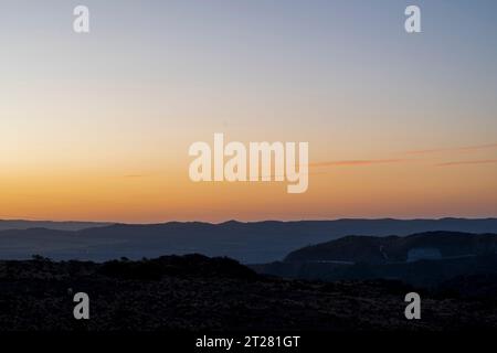 Sanfter Sonnenuntergang in den niedrigen Bergen von Cordoba, Argentinien. Stockfoto