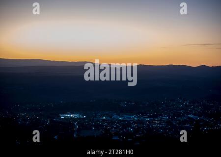 Sanfter Sonnenuntergang in den niedrigen Bergen von Cordoba, Argentinien. Stockfoto