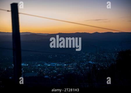 Sanfter Sonnenuntergang in den niedrigen Bergen von Cordoba, Argentinien. Stockfoto