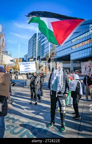 Palästinensische Demonstranten verurteilen Gewalt und Ungerechtigkeiten gegen palästinensische Menschen in Gaza, Downtown .Calgary, Alberta, Kanada Stockfoto