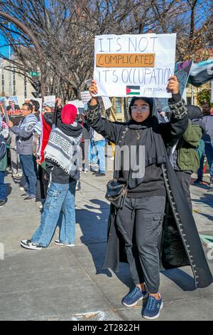 Palästinensische Demonstranten verurteilen Gewalt und Ungerechtigkeiten gegen palästinensische Menschen in Gaza, Downtown .Calgary, Alberta, Kanada Stockfoto