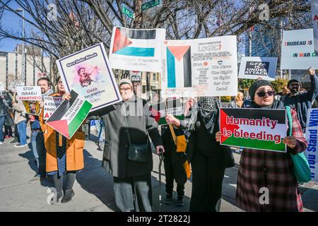 Palästinensische Demonstranten verurteilen Gewalt und Ungerechtigkeiten gegen palästinensische Menschen in Gaza, Downtown .Calgary, Alberta, Kanada Stockfoto