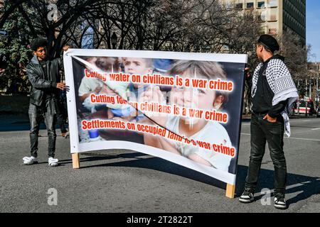 Palästinensische Demonstranten verurteilen Gewalt und Ungerechtigkeiten gegen palästinensische Menschen in Gaza, Downtown .Calgary, Alberta, Kanada Stockfoto