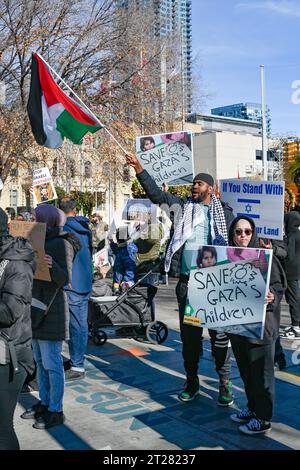 Palästinensische Demonstranten verurteilen Gewalt und Ungerechtigkeiten gegen palästinensische Menschen in Gaza, Downtown .Calgary, Alberta, Kanada Stockfoto