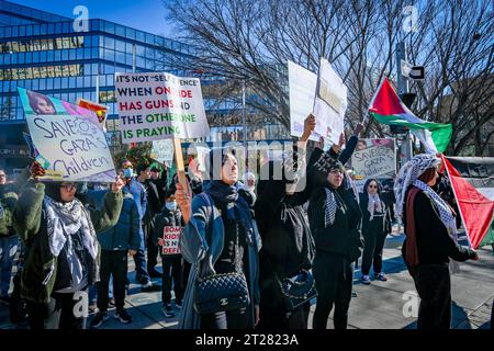 Palästinensische Demonstranten verurteilen Gewalt und Ungerechtigkeiten gegen palästinensische Menschen in Gaza, Downtown .Calgary, Alberta, Kanada Stockfoto