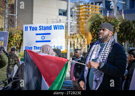 Palästinensische Demonstranten verurteilen Gewalt und Ungerechtigkeiten gegen palästinensische Menschen in Gaza, Downtown .Calgary, Alberta, Kanada Stockfoto