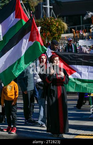 Palästinensische Demonstranten verurteilen Gewalt und Ungerechtigkeiten gegen palästinensische Menschen in Gaza, Downtown .Calgary, Alberta, Kanada Stockfoto