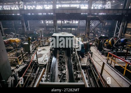 Mühle mahlt Erz in einer Erzaufbereitungsanlage. Stockfoto