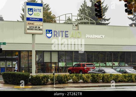 Seattle, Washington, USA. Oktober 2023. Rite Aid hat den Konkurs von Kapitel 11 beantragt und plant, einen Teil seines Geschäfts zu verkaufen und Geschäfte zu schließen, wie die Nachrichtenmedien am Sonntag berichteten. Das Unternehmen steht vor schweren Schuldverpflichtungen und anderen finanziellen Problemen im Zusammenhang mit Opioidklagen. Diese Rite Aid Station ist in Seattle, Washington, USA, am Montag, 16. Oktober, 2023. (Kreditbild: © Scott Brauer/ZUMA Press Wire) NUR REDAKTIONELLE VERWENDUNG! Nicht für kommerzielle ZWECKE! Stockfoto