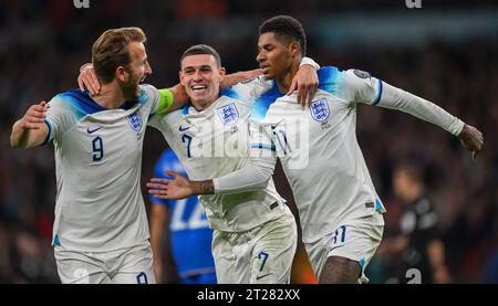 London, Großbritannien. Oktober 2023. 17. Oktober 2023 - England gegen Italien - Qualifikation zur EM 2024 - Wembley Stadium. Der Engländer Marcus Rashford feiert mit Harry Kane und Phil Foden sein Tor. Bild : Mark Pain / Alamy Live News Credit: Mark Pain / Alamy Live News Stockfoto