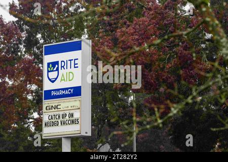 Seattle, Washington, USA. Oktober 2023. Rite Aid hat den Konkurs von Kapitel 11 beantragt und plant, einen Teil seines Geschäfts zu verkaufen und Geschäfte zu schließen, wie die Nachrichtenmedien am Sonntag berichteten. Das Unternehmen steht vor schweren Schuldverpflichtungen und anderen finanziellen Problemen im Zusammenhang mit Opioidklagen. Diese Rite Aid Station ist in Seattle, Washington, USA, am Montag, 16. Oktober, 2023. (Kreditbild: © Scott Brauer/ZUMA Press Wire) NUR REDAKTIONELLE VERWENDUNG! Nicht für kommerzielle ZWECKE! Stockfoto