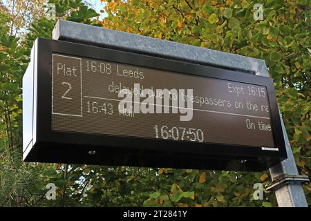 Verspätungen aufgrund von Eindringlingen am Bahnhof Bramley, Teil des U-Bahnnetzes West Yorkshire, Swinnow Road, Bramley, West Yorkshire, LS13 4DU Stockfoto