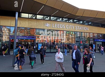 Haupteingang 2023 mit Blick auf die Skyline, vor der Leeds City Station an der New Station St, Leeds, Yorkshire, England, LS1 4DY Stockfoto