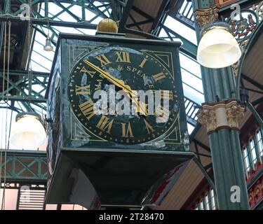 Marks & Spencers originale Standuhr, Leeds City Kirkgate Markts, Leeds Kirkgate Market, Kirkgate, Leeds, West Yorkshire, ENGLAND, GROSSBRITANNIEN, LS2 7HN Stockfoto