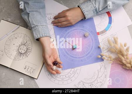 Astrologe verwendet Würfel für die Schicksalsprognose in Tabelle, Draufsicht. Glücksbringer Stockfoto