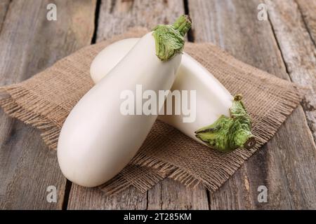 Zwei frische weiße Auberginen auf Holztisch Stockfoto