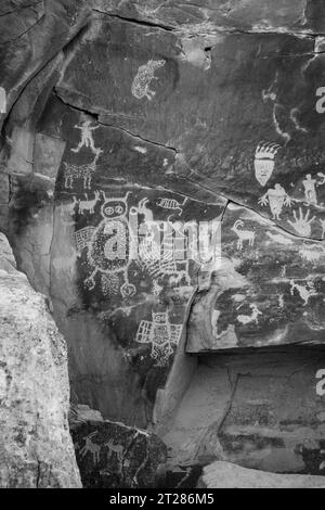 Eulenplatte. Petroglyph befindet sich im Nine Mile Canyon, der weltweit größten Kunstgalerie im Freien, West Tavaputs Plateau, in der Nähe von Price, Utah, USA. Stockfoto