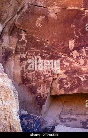 Eulenplatte. Petroglyph befindet sich im Nine Mile Canyon, der weltweit größten Kunstgalerie im Freien, West Tavaputs Plateau, in der Nähe von Price, Utah, USA. Stockfoto