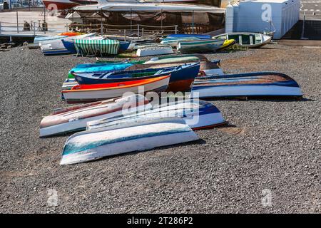 Bunte Boote am Strand auf Lanzarote, Kanarischen Inseln, Spanien. Holzfischboote an der Küste Stockfoto