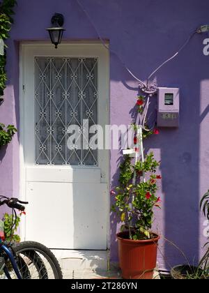 Häuser in Seitenstraßen von Roda, Korfu, Griechenland 2009 Stockfoto