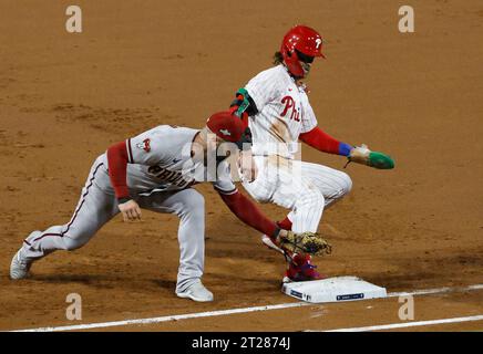 Philadelphia, Usa. Oktober 2023. Philadelphia Phillies Bryce Harper vermeidet einen Tag von Arizona Diamondbacks erster Baseman Christian Walker bei einem Abholversuch im ersten Inning in Spiel zwei des NLCS im Citizens Bank Park in Philadelphia am Dienstag, den 17. Oktober 2023. Foto: Laurence Kesterson/UPI Credit: UPI/Alamy Live News Stockfoto