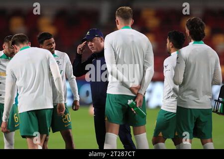 London, Großbritannien. Oktober 2023. Die Mitarbeiter der australischen Fußballnationalmannschaft der Männer rufen beim internationalen Freundschaftsspiel zwischen Australien und Neuseeland am 17. Oktober 2023 im Gtech Community Stadium, London, England, zum Fokus auf. Foto von Carlton Myrie. Nur redaktionelle Verwendung, Lizenz für kommerzielle Nutzung erforderlich. Keine Verwendung bei Wetten, Spielen oder Publikationen eines einzelnen Clubs/einer Liga/eines Spielers. Quelle: UK Sports Pics Ltd/Alamy Live News Stockfoto