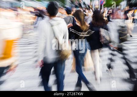 Bild mit Kamera gemacht Zoomeffekt von Menschenmassen, die den Shibuya-Übergang in Tokio, Japan, überqueren Stockfoto