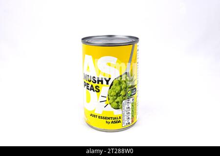 JUST ESSENTIALS von ASDA Mushy Peas – Wales, Großbritannien – 10. Oktober 2023 Stockfoto