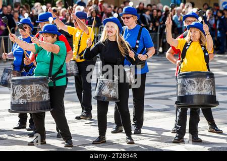 Die Pandemonium Drummers beim Pearly Kings and Queens Harvest Festival im Guildhall Yard, London, England. Stockfoto