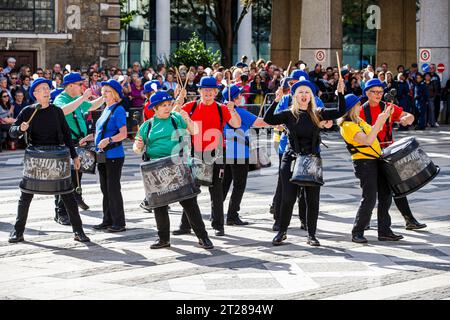 Die Pandemonium Drummers beim Pearly Kings and Queens Harvest Festival im Guildhall Yard, London, England. Stockfoto