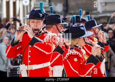 Das 1. Cinque Ports Rifle Volunteer Drum Corps beim Pearly Kings and Queens Harvest Festival im Guildhall Yard, London, England. Stockfoto