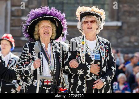 Pearly Queens beim Pearly Kings and Queens Harvest Festival im Guildhall Yard, London, England. Stockfoto