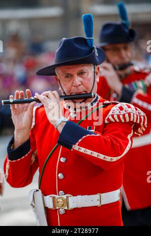 Das 1. Cinque Ports Rifle Volunteer Drum Corps beim Pearly Kings and Queens Harvest Festival im Guildhall Yard, London, England. Stockfoto