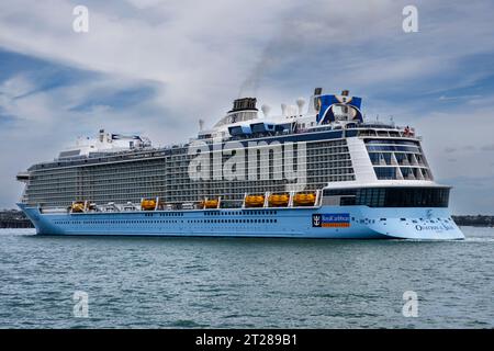 Ovation of the Seas im Waitemata Harbour, Auckland, Neuseeland Stockfoto