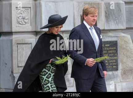 König Willem-Alexander und Königin Maxima von den Niederlanden bereiten sich darauf vor, einen Silberfarn am Grab of the Unknown Warrior am National war Memorial in Wellington, Neuseeland, zu legen Stockfoto