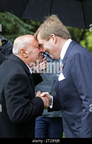 König Willem-Alexander von den Niederlanden wird mit einem hongi vom Kaumatua (Maori-Ältesten) Piri Sciascia bei der offiziellen Begrüßungszeremonie im Regierungsgebäude in Wellington, Neuseeland, begrüßt Stockfoto