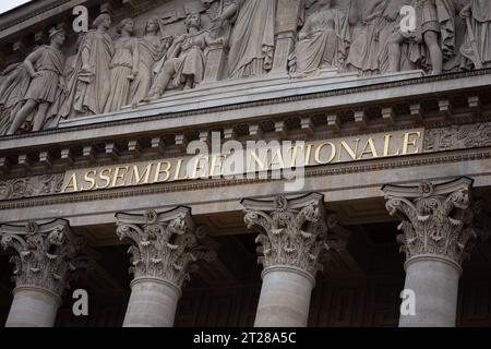 Paris, Frankreich. Oktober 2023. Blick auf die Fassade der Nationalversammlung in Paris. Eine wöchentliche Sitzung mit Fragen an die französische Regierung in der Nationalversammlung im Palais Bourbon in Paris. (Foto: Telmo Pinto/SOPA Images/SIPA USA) Credit: SIPA USA/Alamy Live News Stockfoto