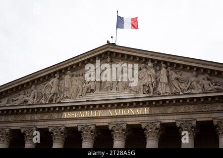 Paris, Frankreich. Oktober 2023. Blick auf die Fassade der Nationalversammlung in Paris. Eine wöchentliche Sitzung mit Fragen an die französische Regierung in der Nationalversammlung im Palais Bourbon in Paris. (Foto: Telmo Pinto/SOPA Images/SIPA USA) Credit: SIPA USA/Alamy Live News Stockfoto