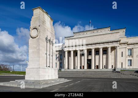 Das Cenotaph und die Vorderseite des Auckland war Memorial Museum in Auckland, Neuseeland Stockfoto