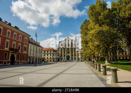 Der Kongresni trg Platz (Kongressplatz) (UNESCO-Weltkulturerbe) in der Altstadt von Ljubljana, Slowenien mit der Ursulinenkirche der Heiligen Dreifaltigkeit in der Stockfoto