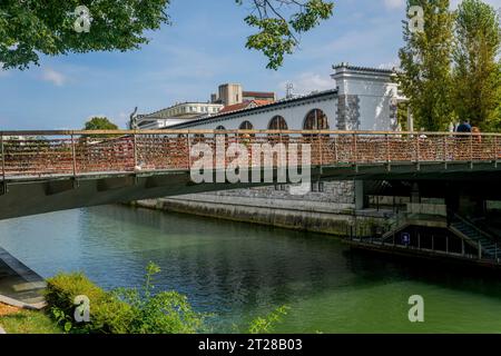 Die Metzgerbrücke (Love Bridge) ist eine Fußgängerbrücke, die den Fluss Ljubljanica in der slowenischen Hauptstadt Ljubljana überquert. Stockfoto