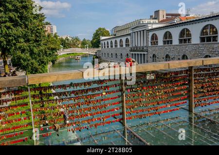 Liebhaber haben ihre Liebe symbolisch auf der Metzgerbrücke (Liebesbrücke), einer Fußgängerbrücke über den Fluss Ljubljanica in Ljubljana, der Capi, gesichert Stockfoto