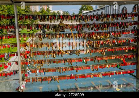 Liebhaber haben ihre Liebe symbolisch auf der Metzgerbrücke (Liebesbrücke), einer Fußgängerbrücke über den Fluss Ljubljanica in Ljubljana, der Capi, gesichert Stockfoto