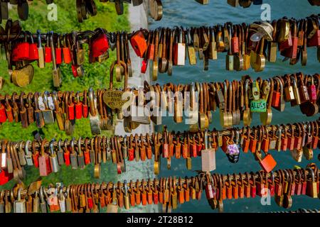 Liebhaber haben ihre Liebe symbolisch auf der Metzgerbrücke (Liebesbrücke), einer Fußgängerbrücke über den Fluss Ljubljanica in Ljubljana, der Capi, gesichert Stockfoto