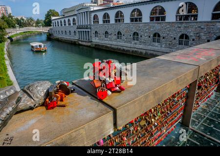 Liebhaber haben ihre Liebe symbolisch auf der Metzgerbrücke (Liebesbrücke), einer Fußgängerbrücke über den Fluss Ljubljanica in Ljubljana, der Capi, gesichert Stockfoto